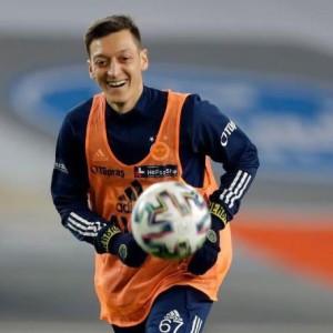 开云app官网入口手机版下载-告别枪手只落不起，敏感词中场难负伤病宣布退役